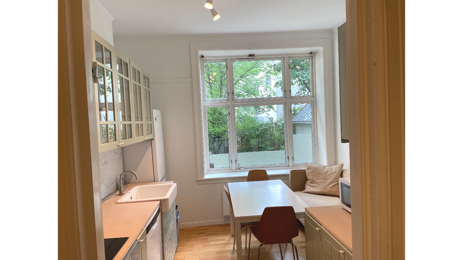 Kjøkken fra gang. Totalrenovert august 2023.